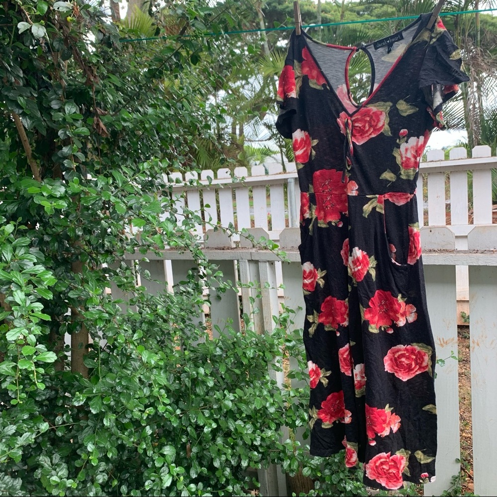 Derek Heart brand black and red flower pantsuit with pockets 🖤